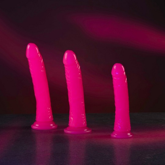 SLIM REALISTIC DILDO WITH SUCTION CUP - GLOW IN THE DARK - 8\'\' / 20 CM