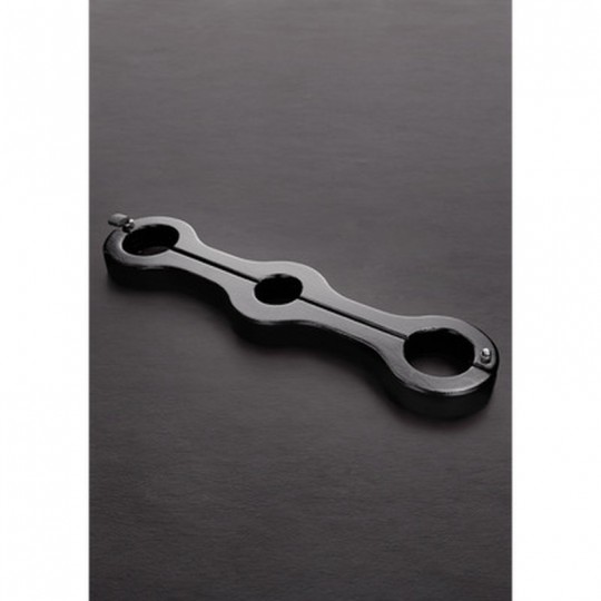 GENITALS TO ARMS PILLORY