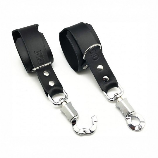 LEATHER HANDCUFFS WITH ANTI-PANIC CARABINER - BLACK