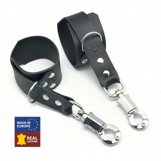 LEATHER HANDCUFFS WITH ANTI-PANIC CARABINER - BLACK